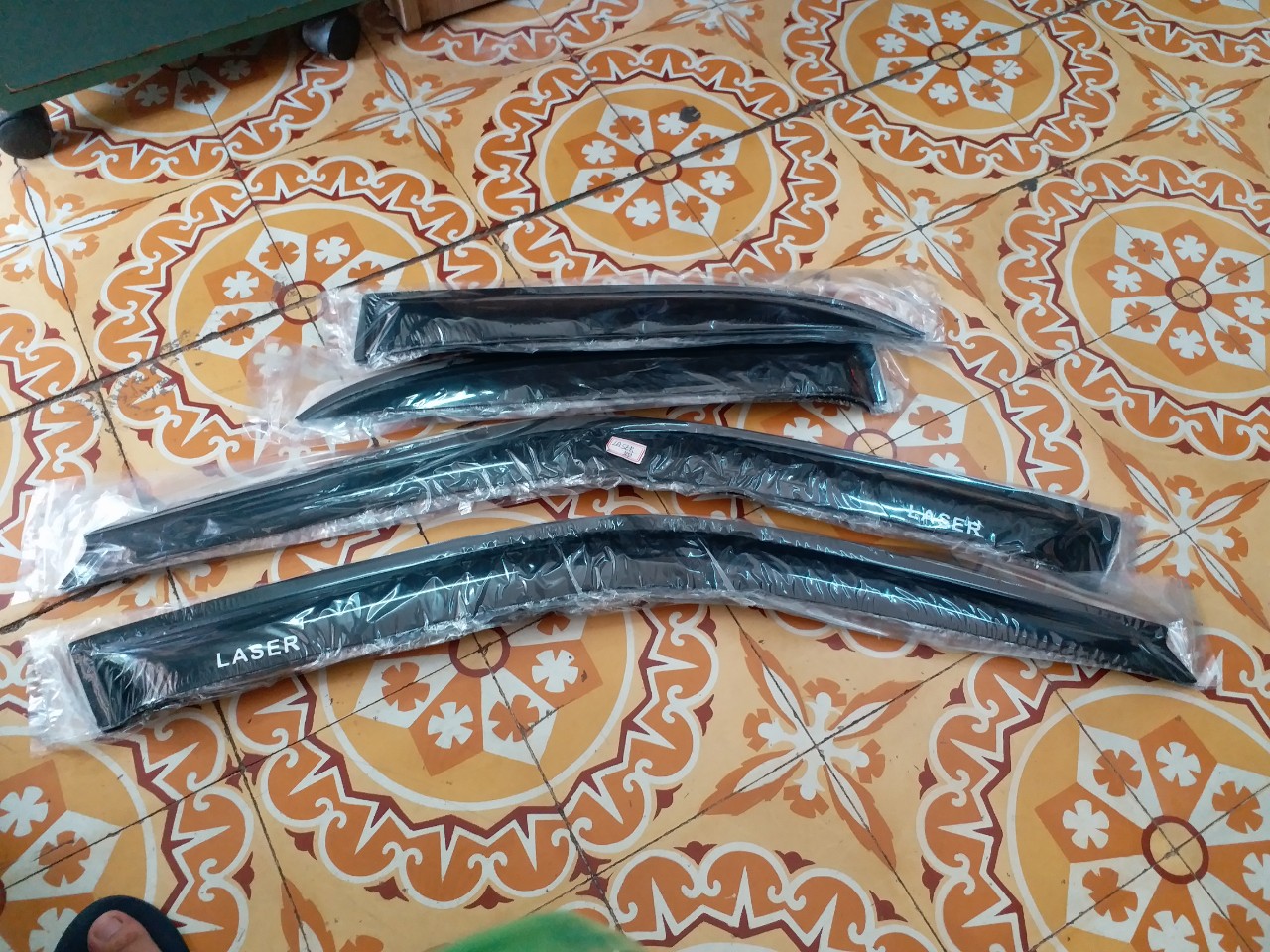 Bộ 4 vè che mưa đen cao cấp xe Ford Laser cho các đời xe