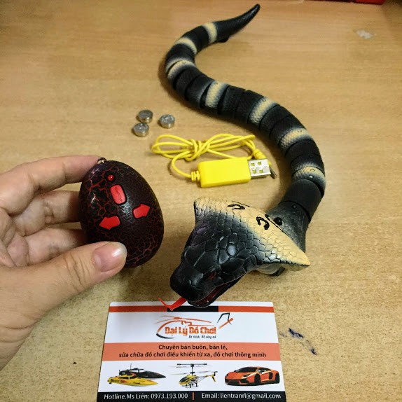 Rắn hổ mang chúa điều khiển từ xa có thể xoay 360 độ