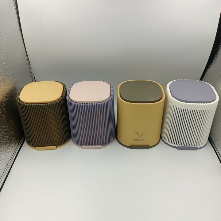 Beautiful and practical office desktop mini plastic trash can be used