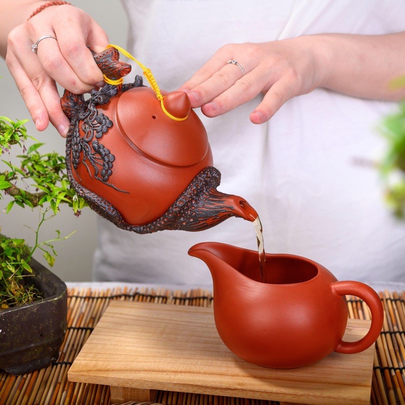 Bộ ấm chén tử sa đắp nổi tuyết tùng