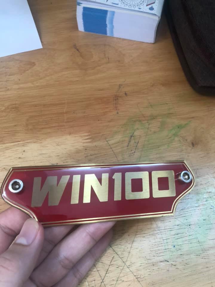 Logo win 100 bằng đồng , màu đỏ