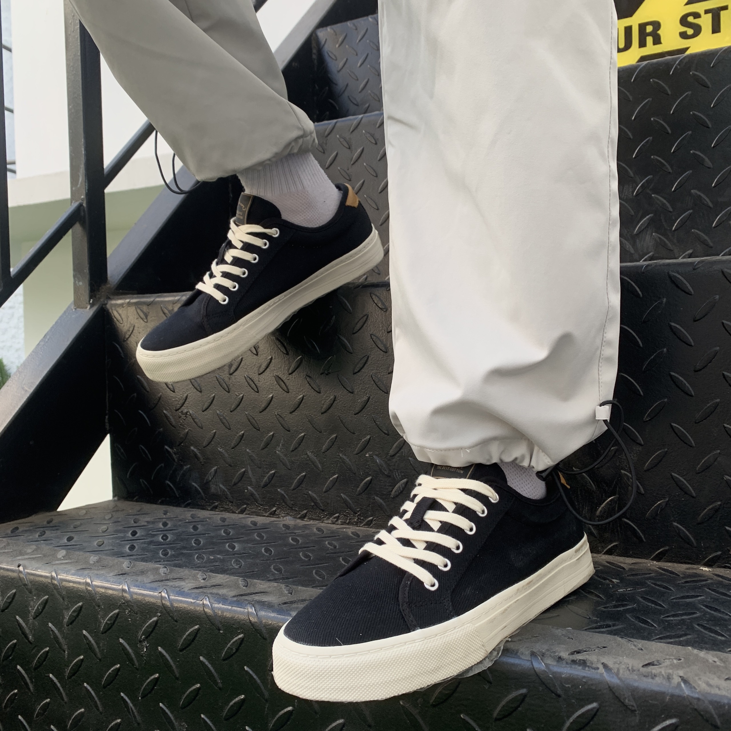 Giày Sneaker Nam Vải Canvas DINCOX E12 Black Đơn Giản Thanh Lịch