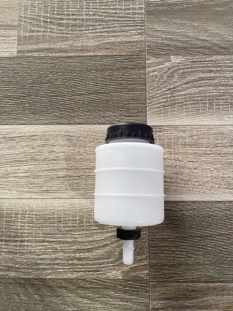 1 cái bình đựng dầu phanh 130.