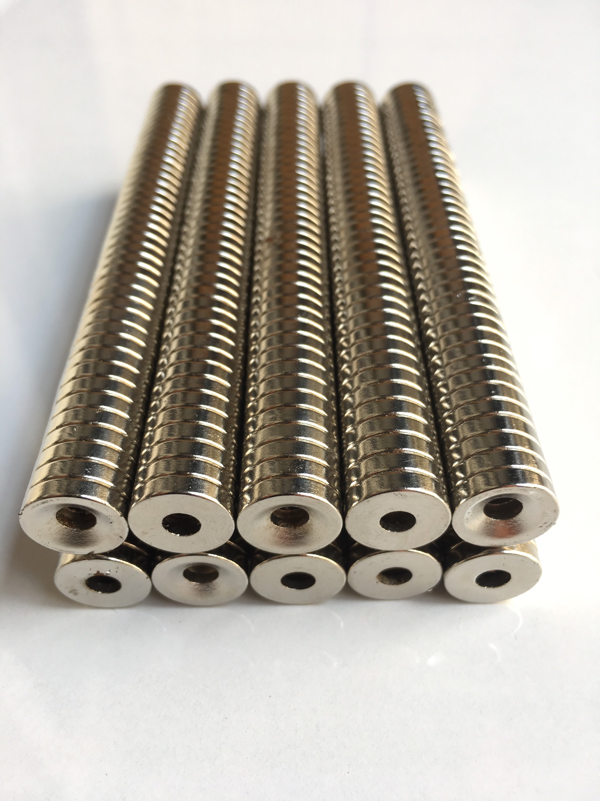 Nam châm đất hiếm NdFeB Ø 12x3mm lỗ vát M4 lực từ cực mạnh lỗ vát bắt vít chìm