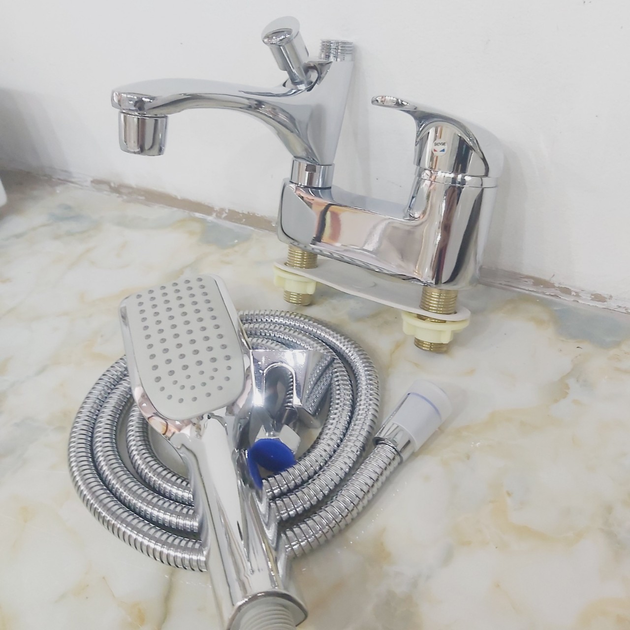 Gật Gù Sen Liền Vòi Chậu Lavabo ( Củ Vòi Liền Sen Tắm Nóng Lạnh)