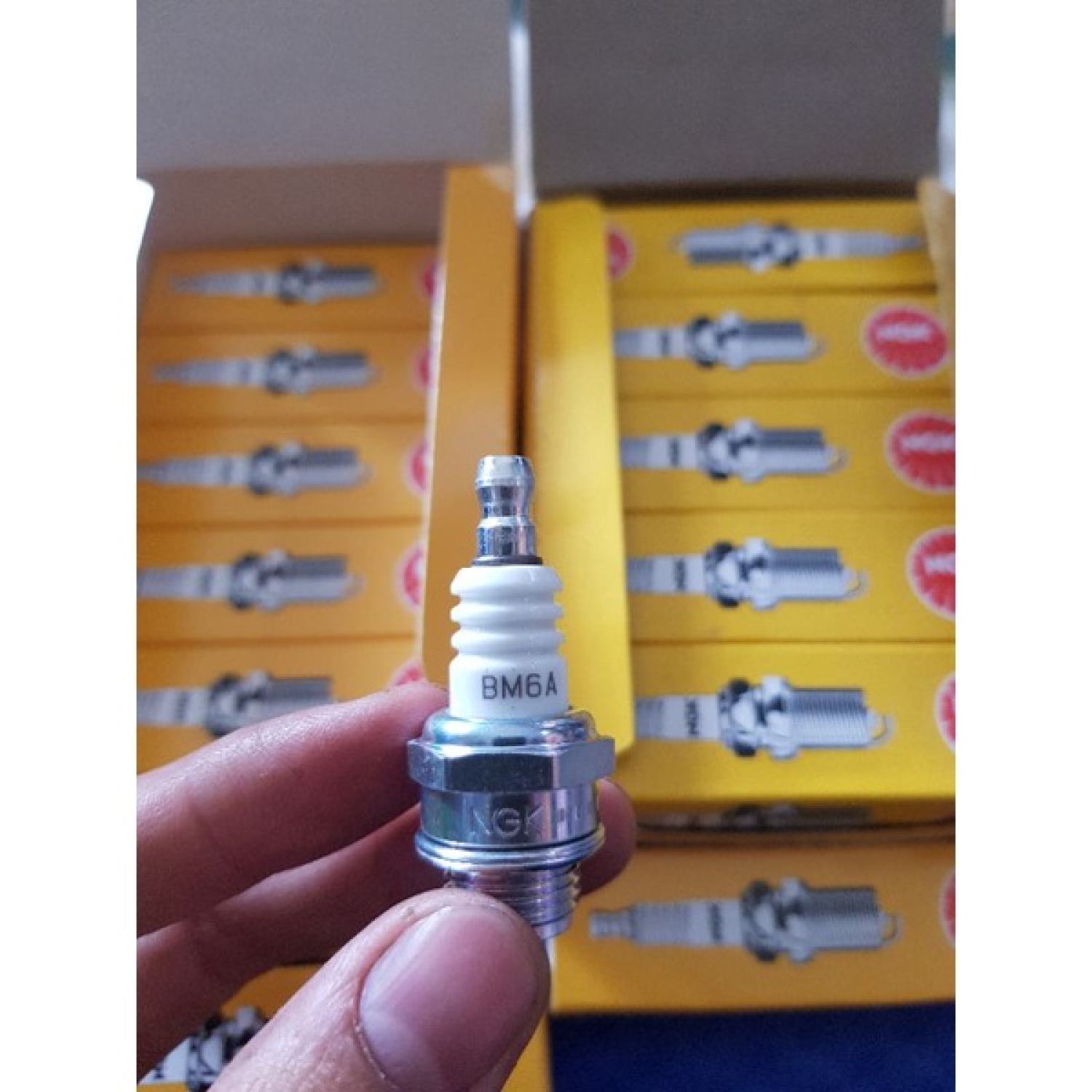 Bugi 2 thì ngk bm6a sử dụng cho máy cắt cỏ, máy cưa xăng, máy đầu nổ 2 thì