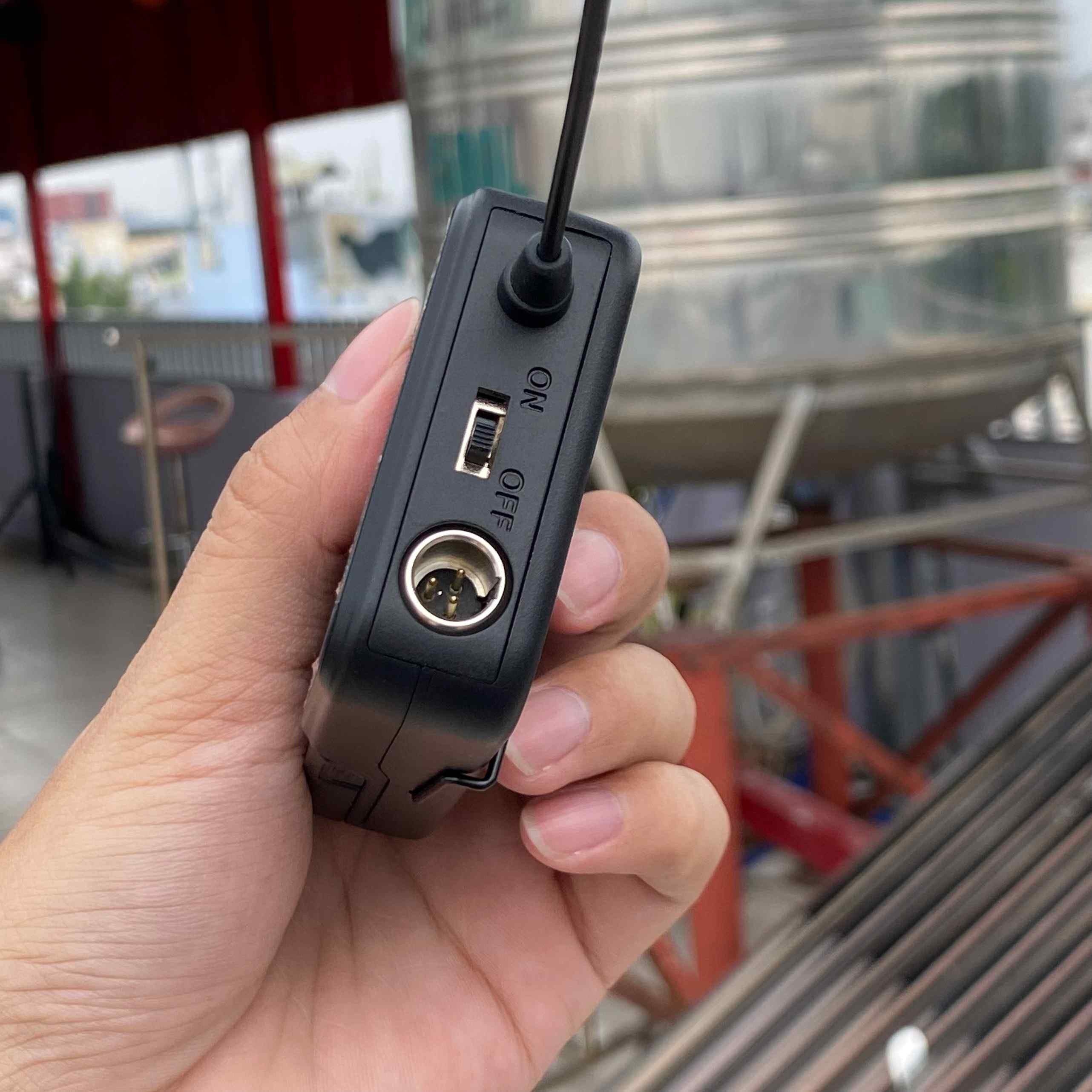 [ Giảm Giá ] Micro Đeo Tai Đầu Thu MTMAX AKM44 PLUS – Kèm 4 Micro Đeo Tai, Khả Năng Thu Phát Đến 120m Bảo Hành 12 Tháng Thiết Kế 4 Kênh Tần Số Độc Lập,  dùng âm thanh sự kiện, trường học.