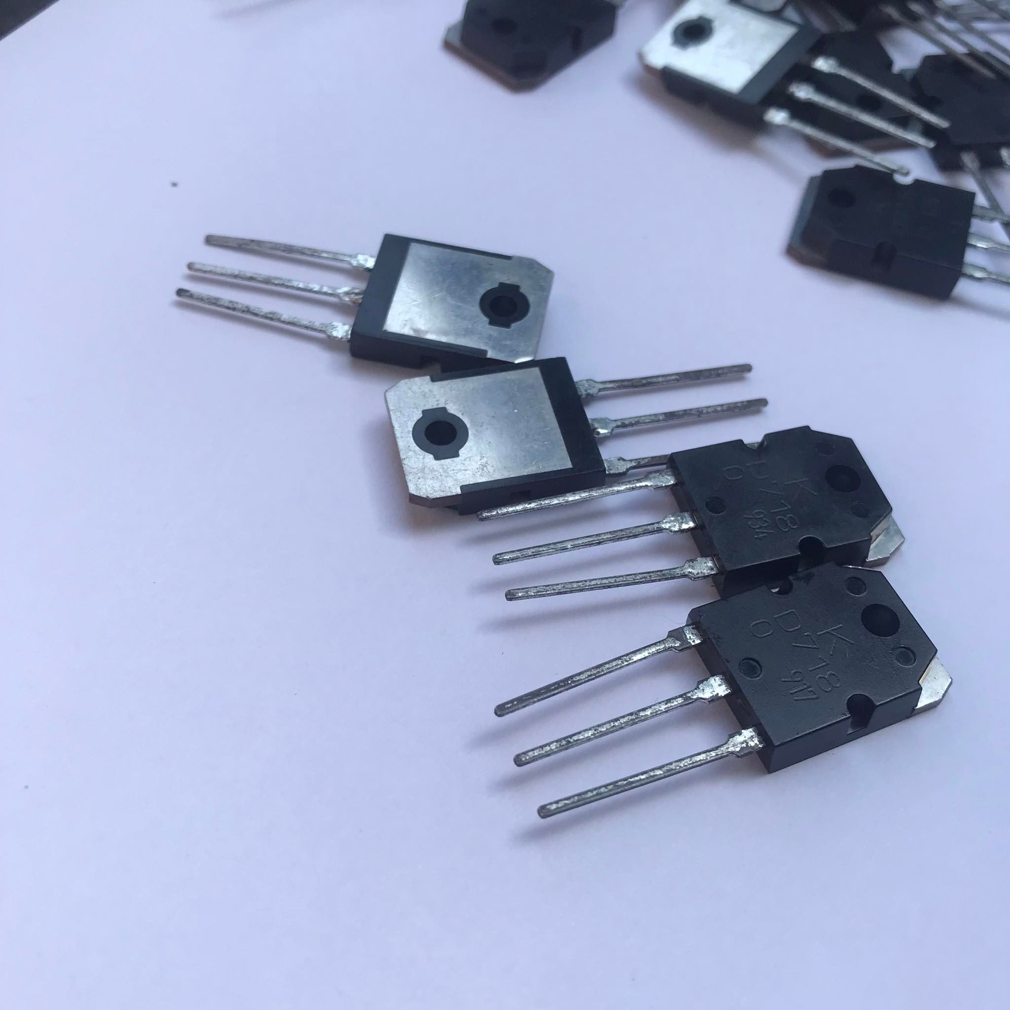 Transistor ( sò) B688 lưng đồng,KEC (hàng mới) và D718 lưng đồng,KEC (hàng mới, hàng tháo máy như mới) 2con NT4