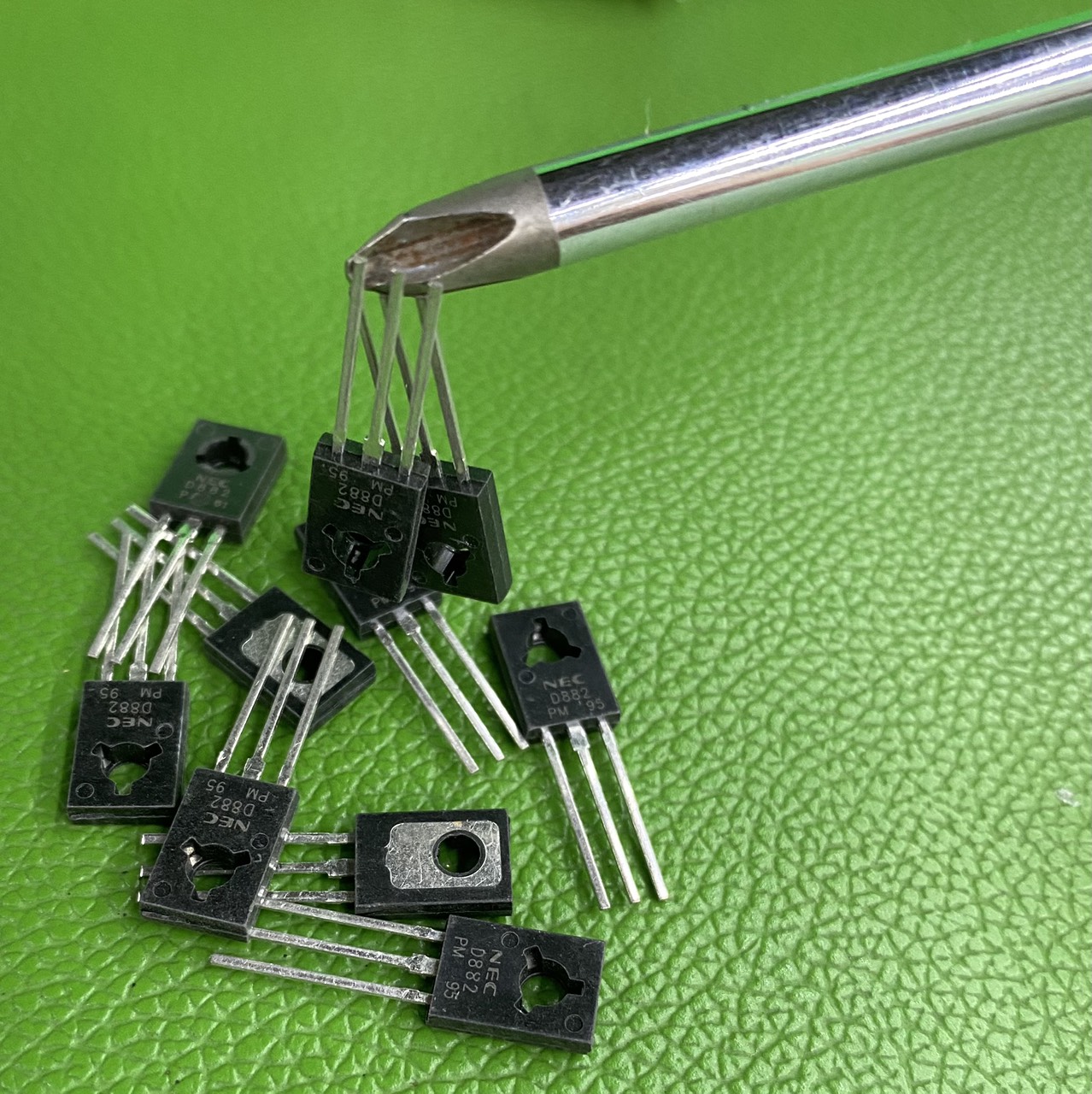 Combo 5 con transistor npn d882 3a-40v loại 1