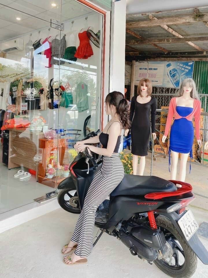 Quần Ôm Ống Loe + Áo 2 Dây Đen