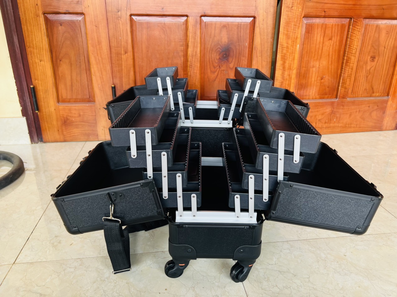 Sunmetic Suitcase Pull-Out Trunk Is High Off the Ground