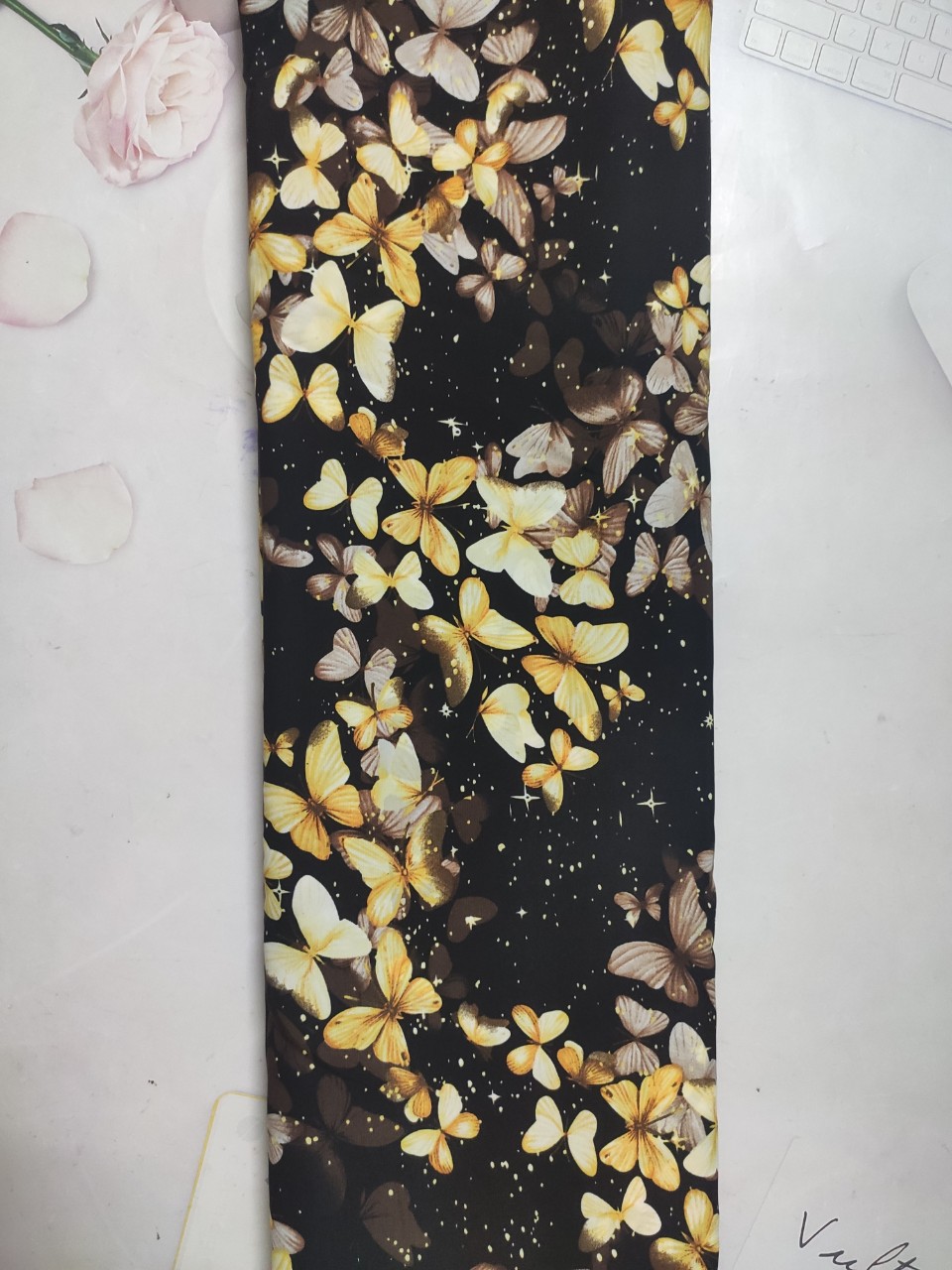 2m Vải lụa lạnh hoạ tiết hoa lá rơi (1) - lụa Mango chính phẩm