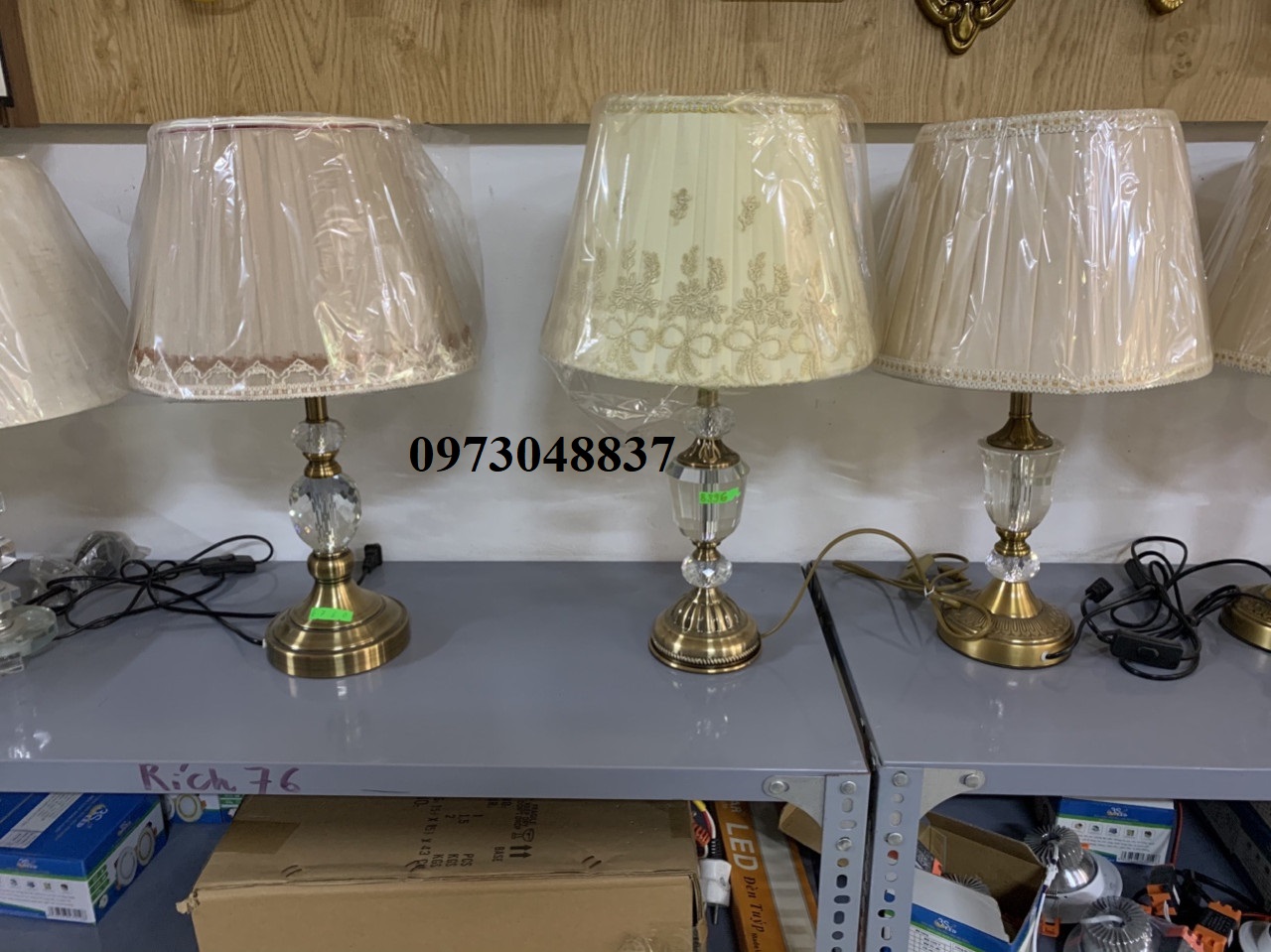 Đèn bàn - Đèn ngủ để bàn đế đồng  tặng kèm bóng LED