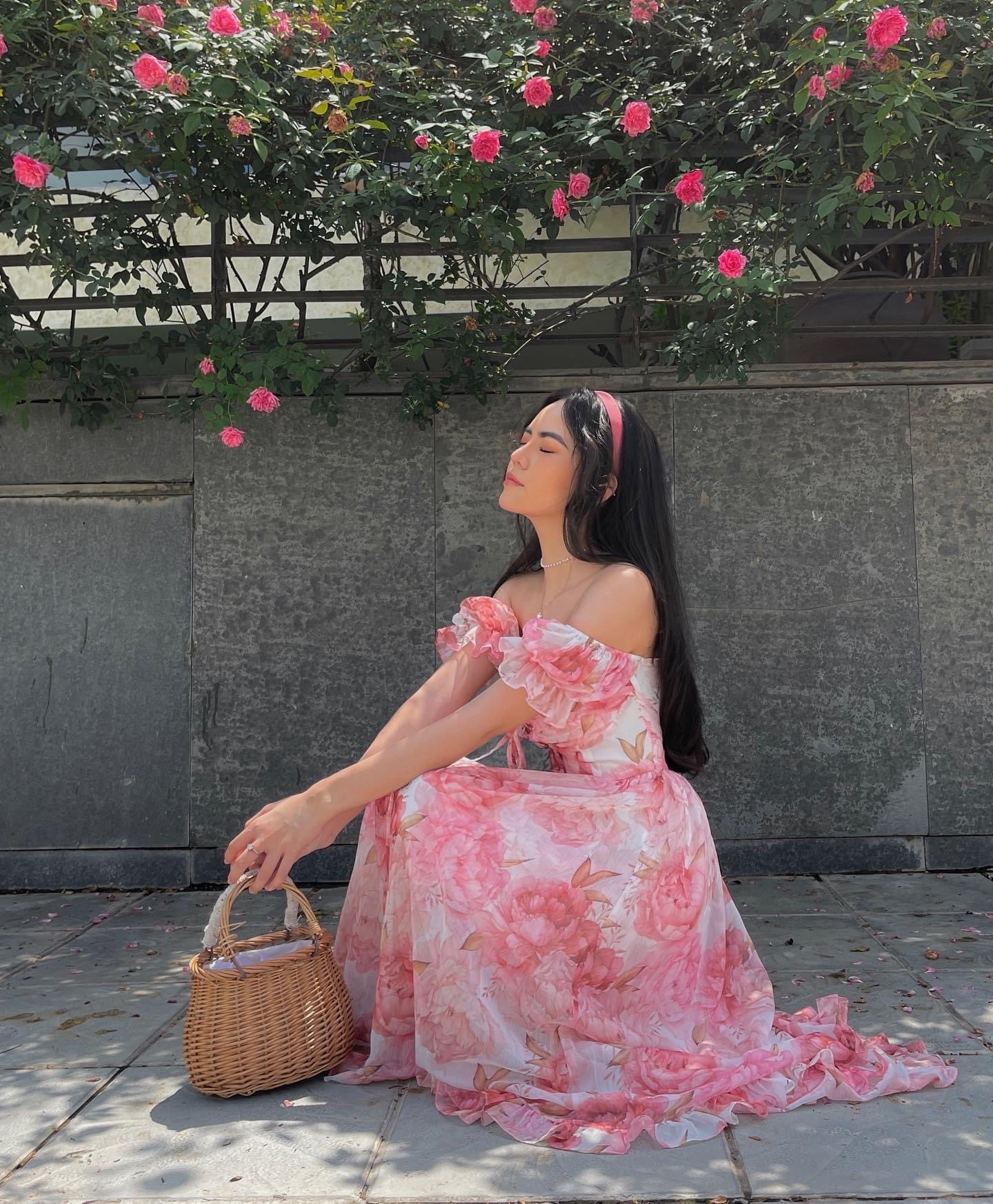 Đầm maxi hoa hồng trễ vai
