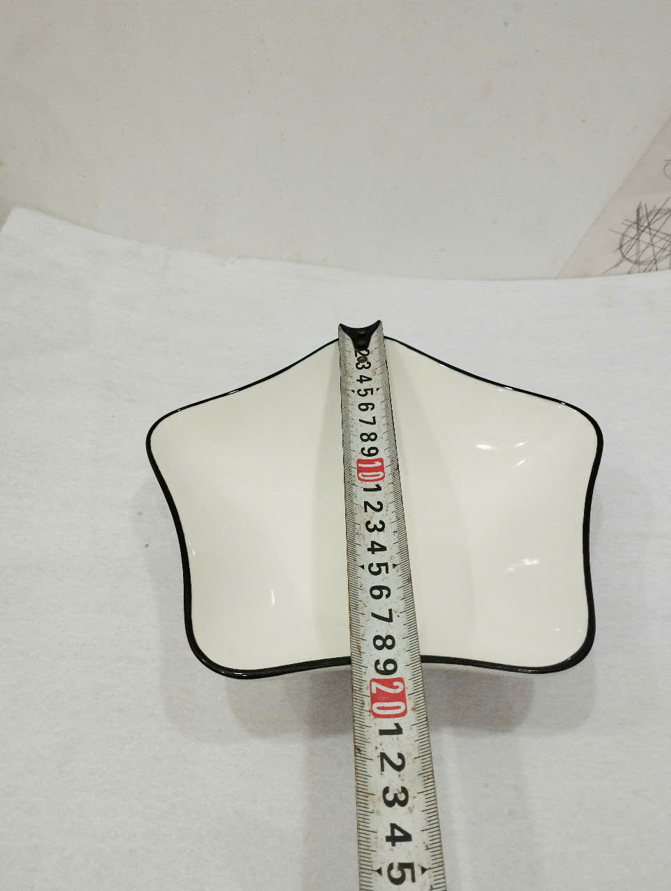 dĩa sứ trắng sọc viền đen hình ngôi sao
