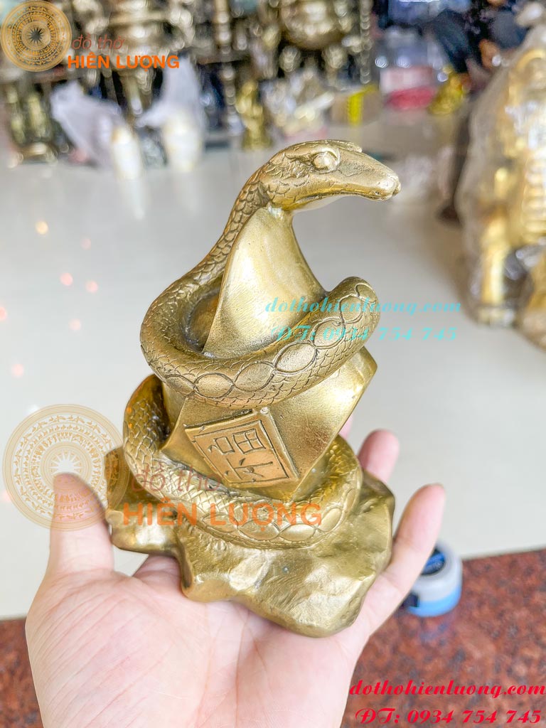 Tượng Rắn Bằng Đồng Phong Thủy Cuốn Thỏi Vàng Cao 18cm - Tượng Rắn 12 Con Giáp