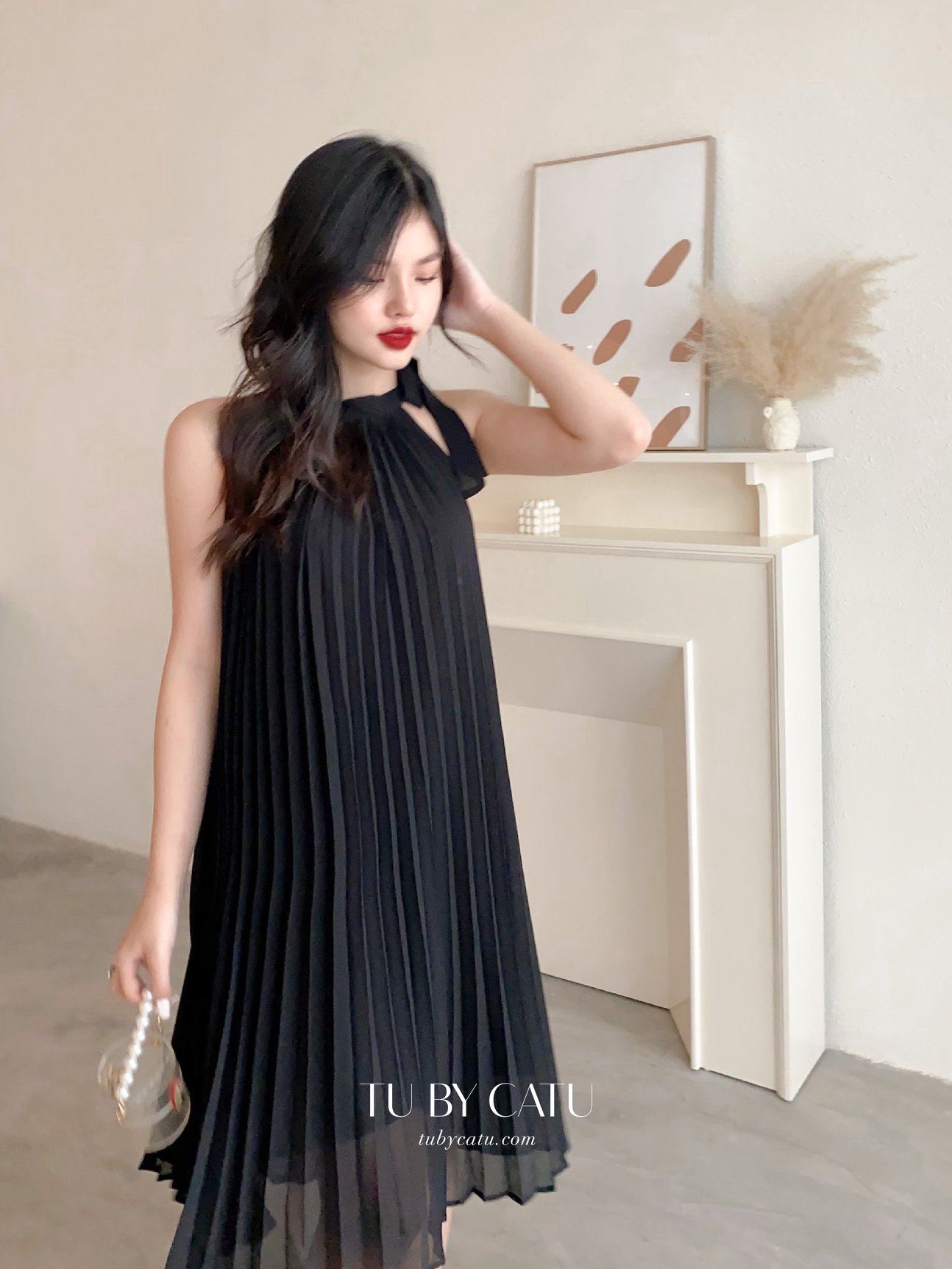 TUBYCATU | Đầm yếm đen xếp ly cột nơ cổ