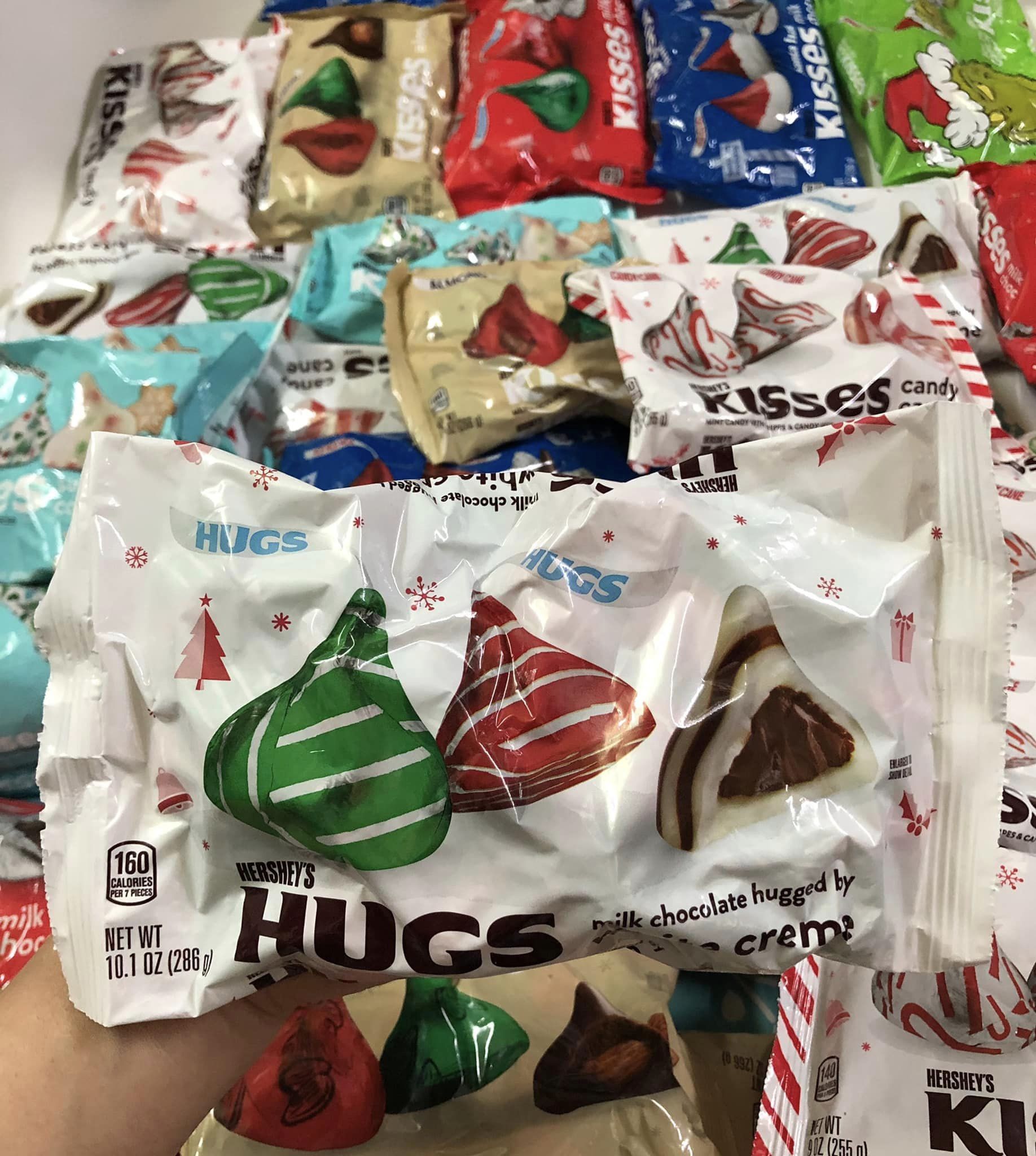 Sô cô la Hershey's Kisses Của Mỹ-  [Có Các Vị Almond, Cookie, White Creme, Candy Cane, Milk Chocolate ]