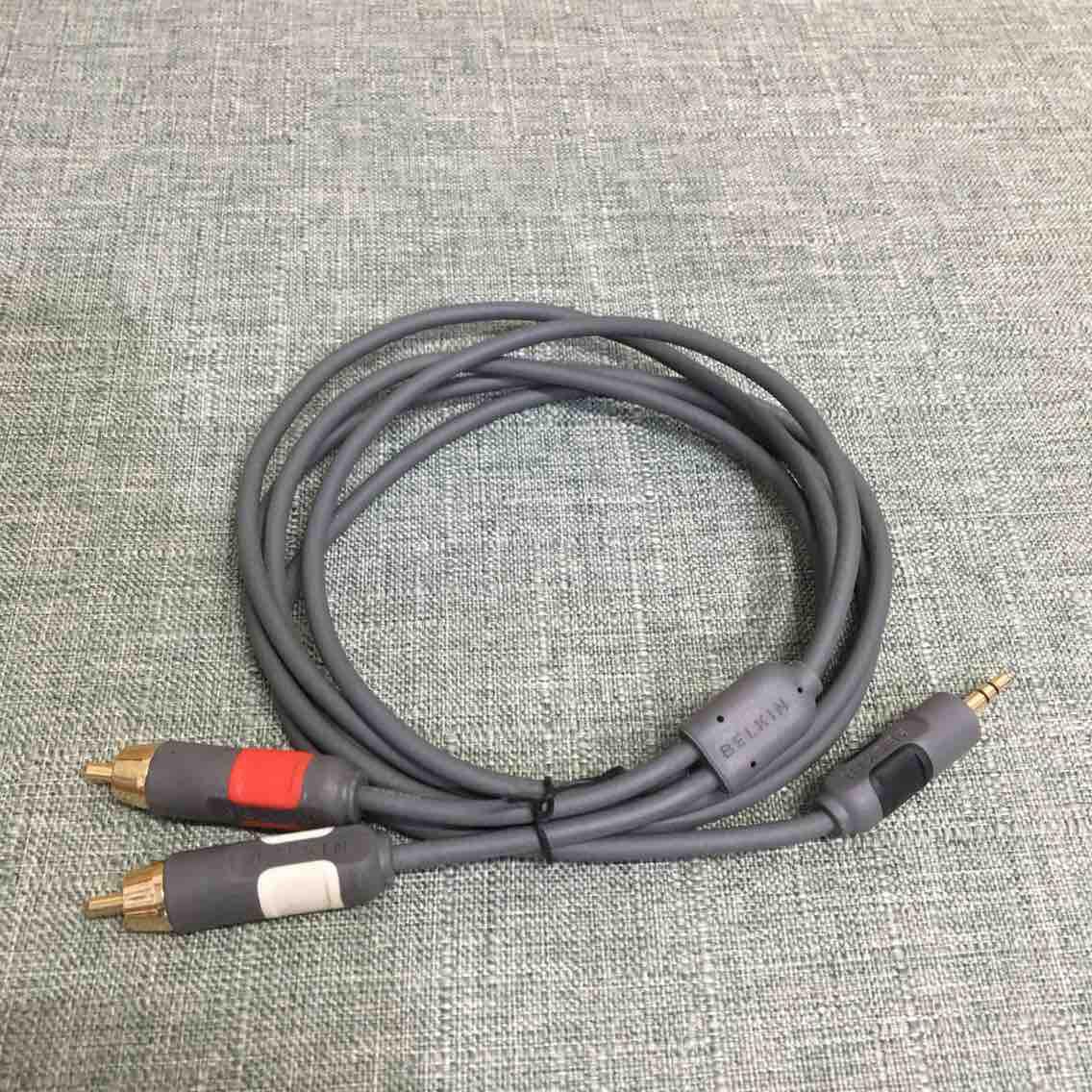 Dây audio 3.5mm ra 2 đầu hoa sen BELKIN