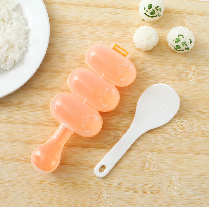 Khuôn lắc cơm kèm thìa cho bé ăn dặm DC03