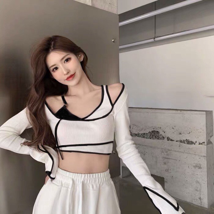 Áo croptop hở vai JUCO phối ống tay loe , croptop kiểu tay dài, áo kiểu nữ sang chảnh
