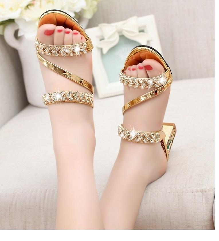Dép quai đá chữ V