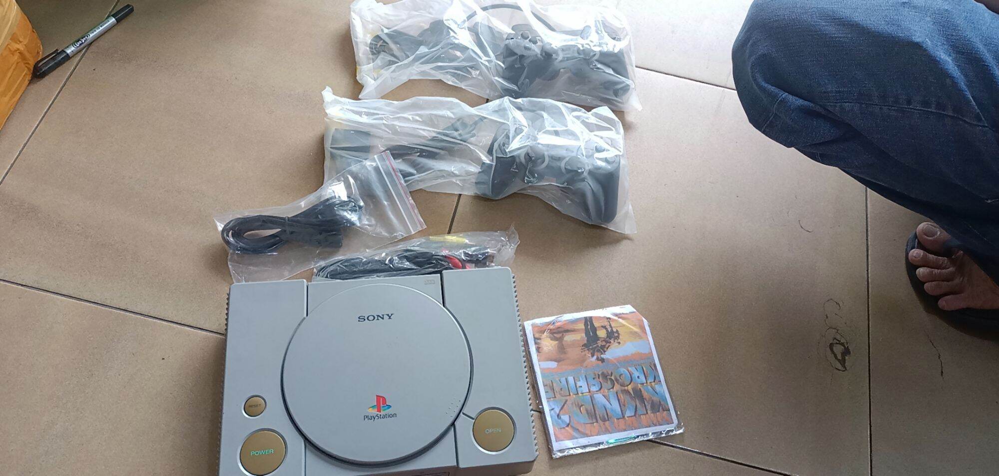 Máy ps1 full set ( 2 tay cầm , 1 dây av , 1 dây nguồn , 1 máy psx)