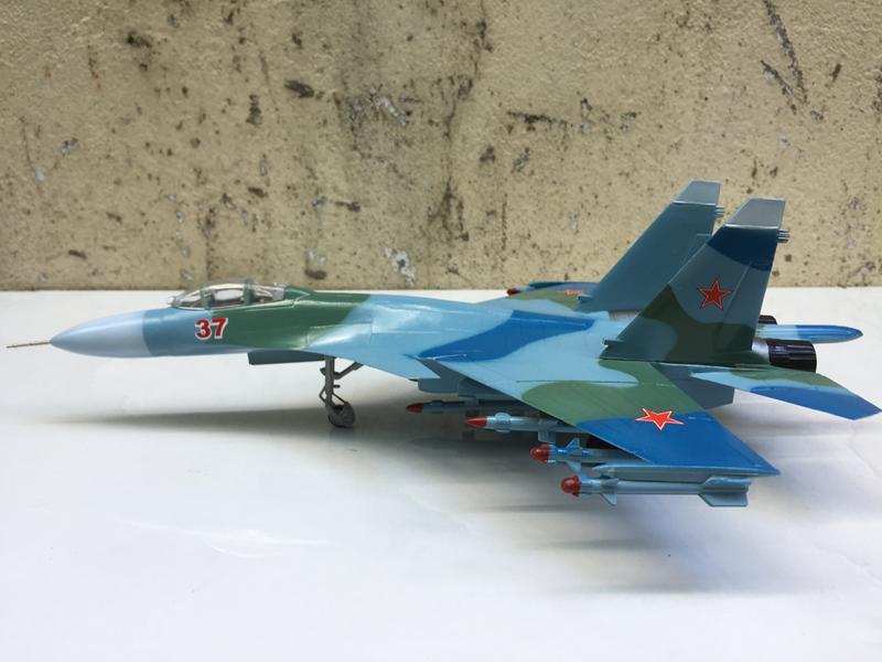 Mô hình Máy báy SU-37. 1:72-ABS