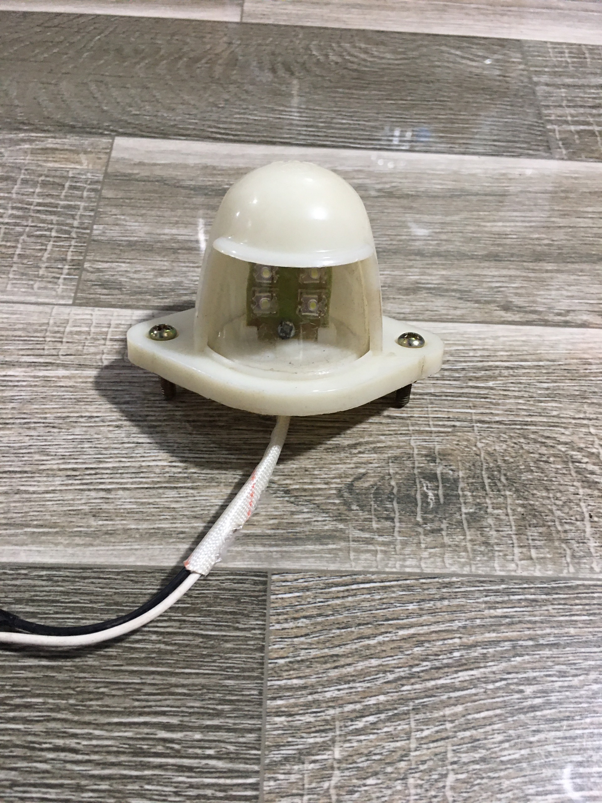 Sản phẩm gia đình làm: Đèn soi biển số 24v nhựa