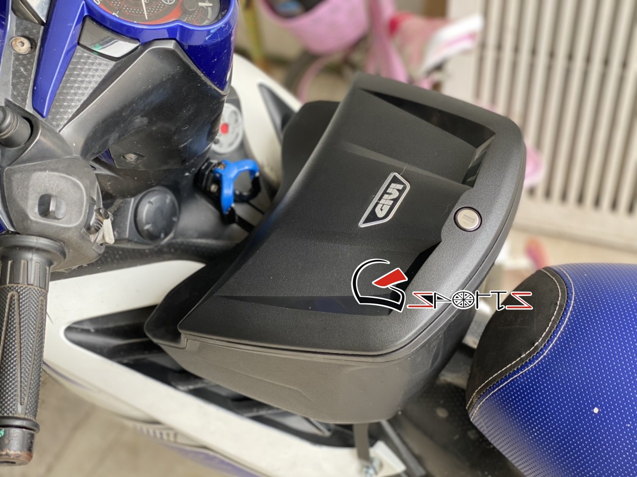 Thùng giữa GIVI G12N lắp cho xe Winner/Exciter/Dream kèm pad gắn