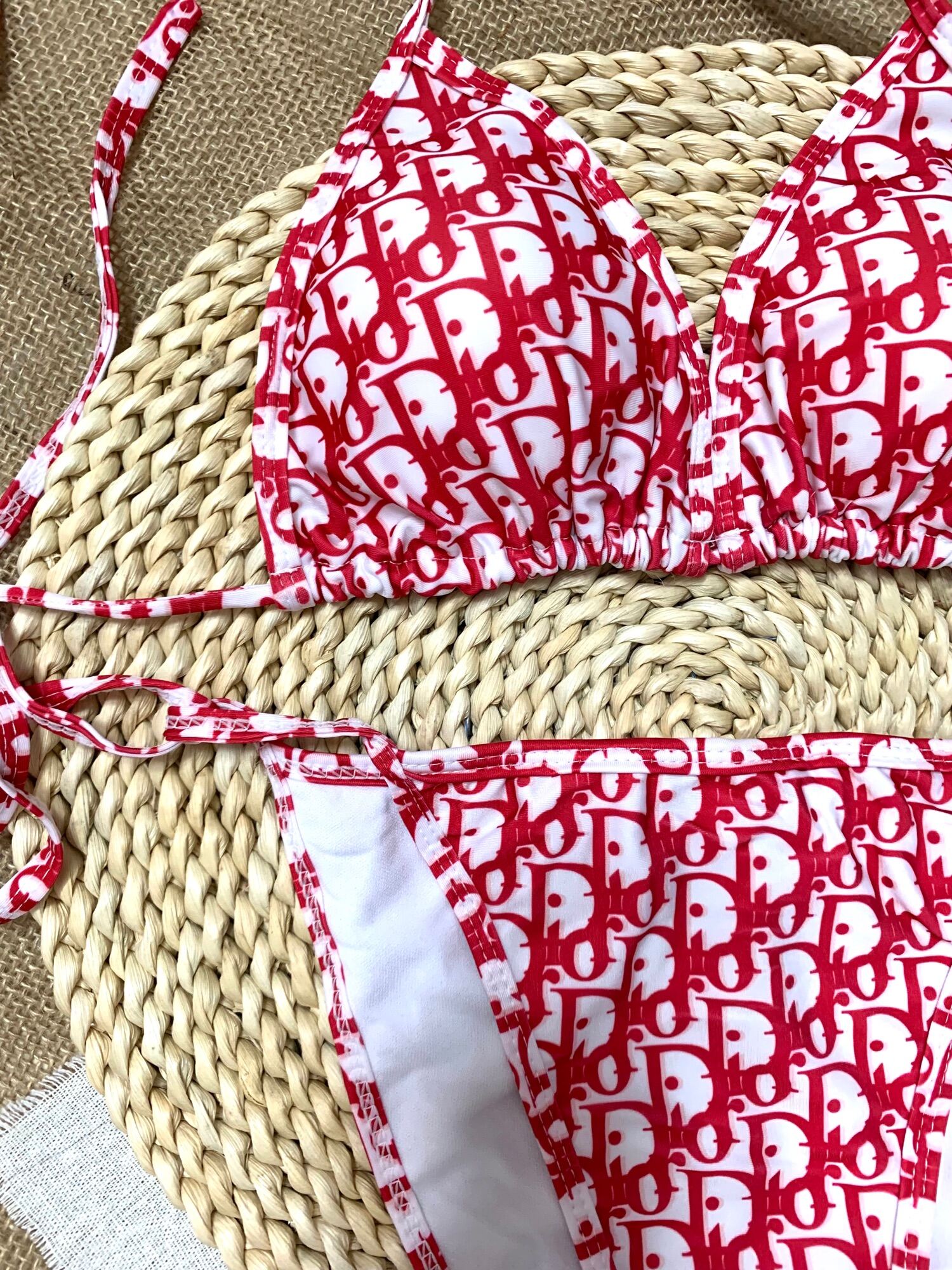 Bikini 2 mảnh di-or màu đỏ sexy.