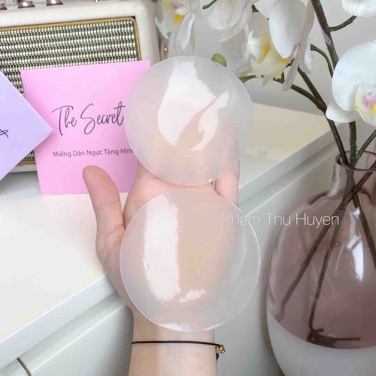 Miếng dán ngực thần thánh.