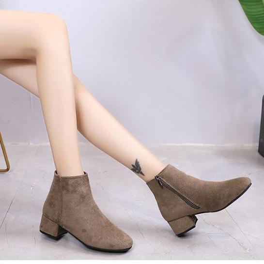 Giày boot nữ đế thấp màu xám da lộn mềm GBN17602