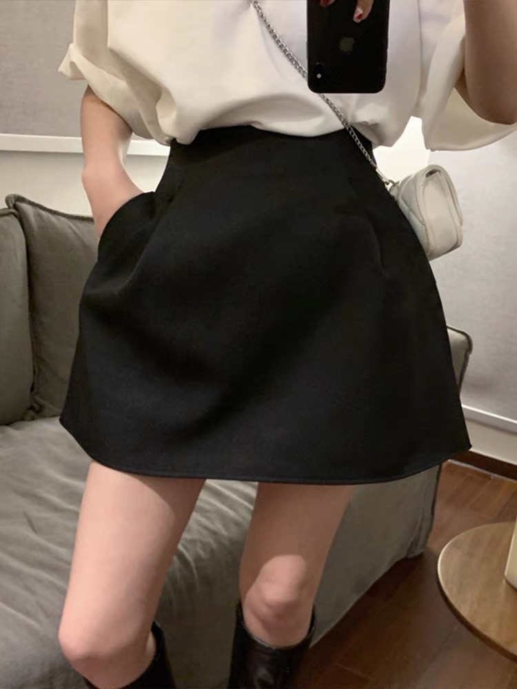 Chân váy đen dáng a xòe cộc