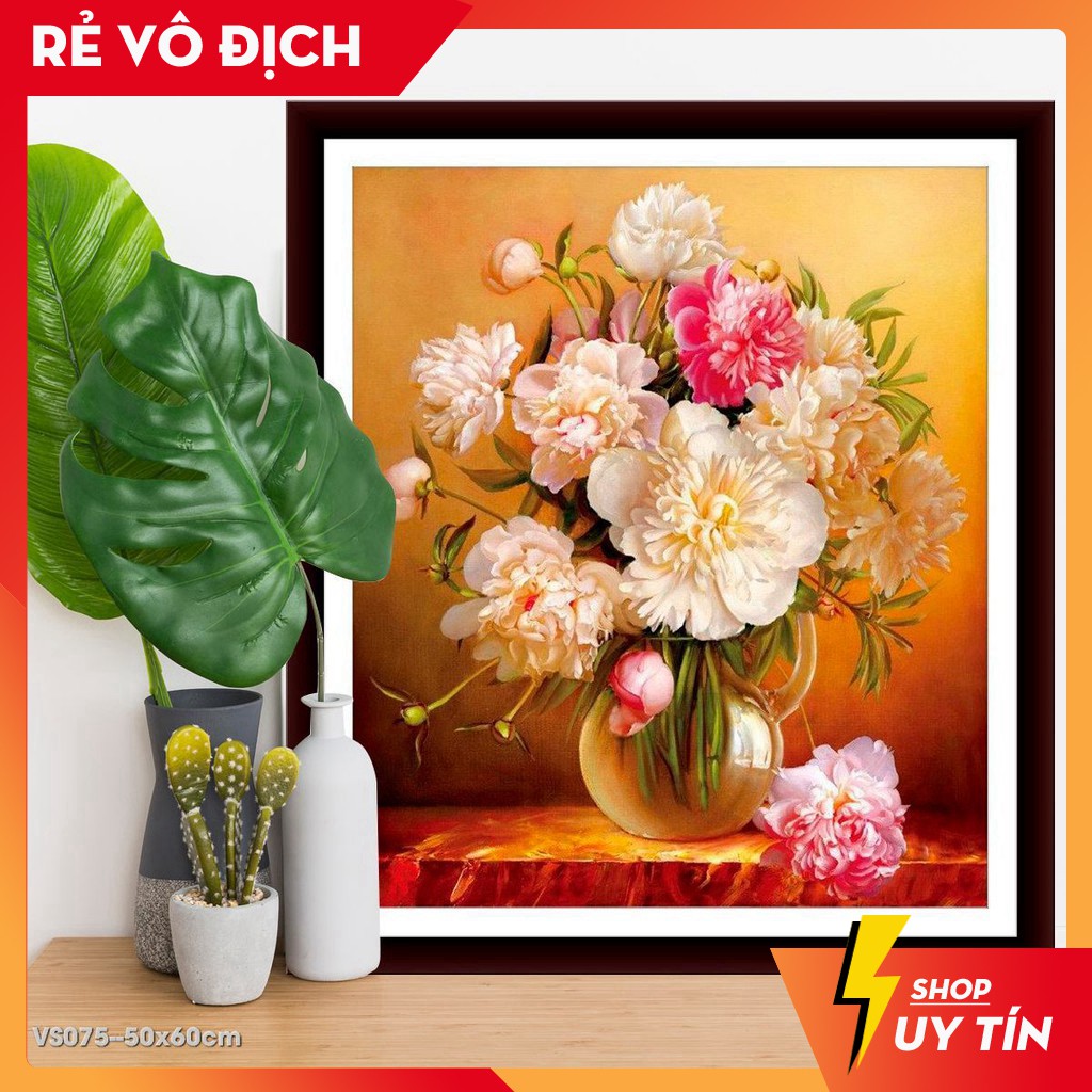 Tranh Đính Đá ABC cao cấp Bình hoa VS075 Kích thước: 50x60cm.. Bộ kit tranh đá bao gồm : vải nhung có sẵn lớp keo, hạt đá, bút chấm đá, khay đựng đá, keo chấm và bao nilông