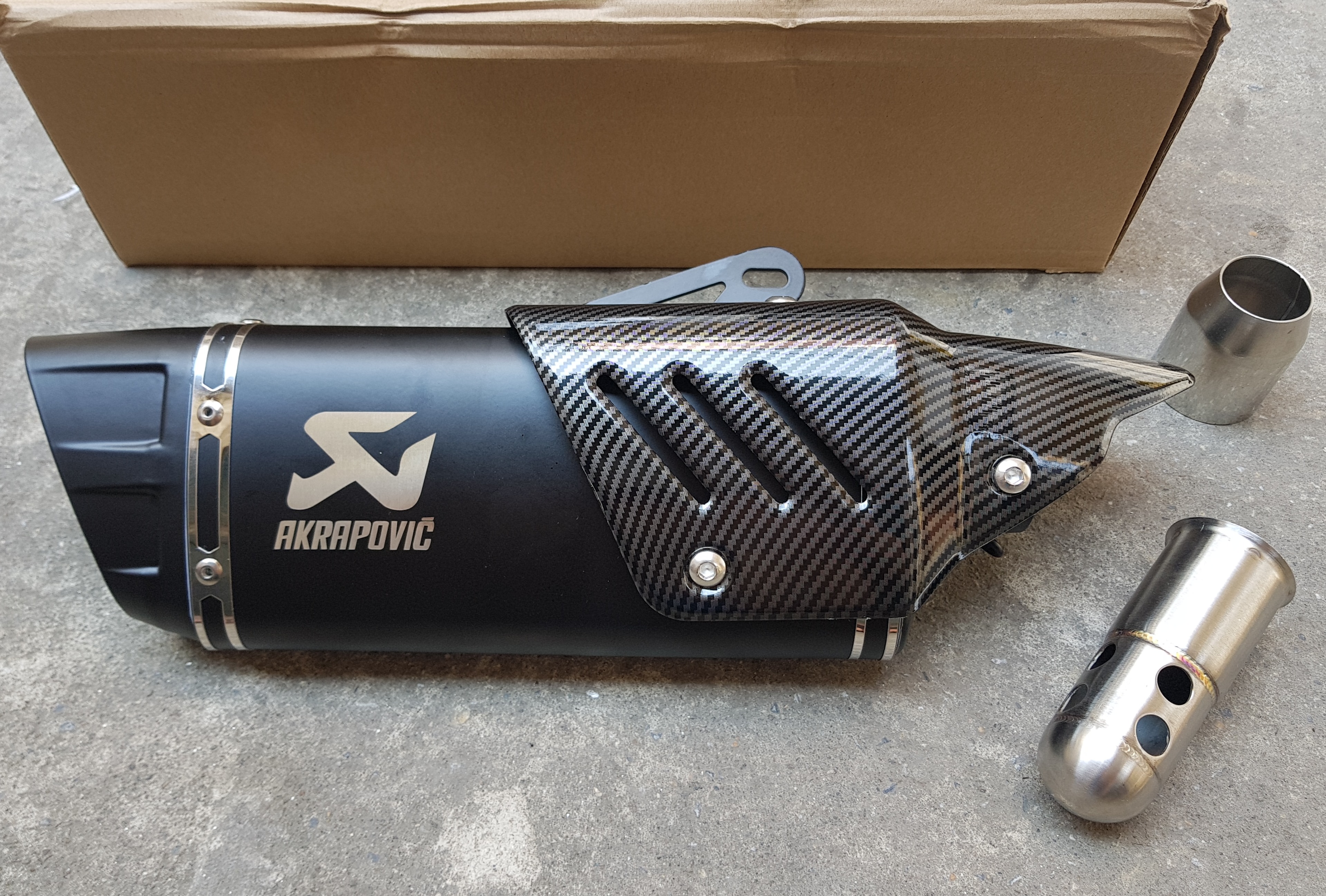 Pô Akrapovic R1 họng 51mm (đen, bạc)
