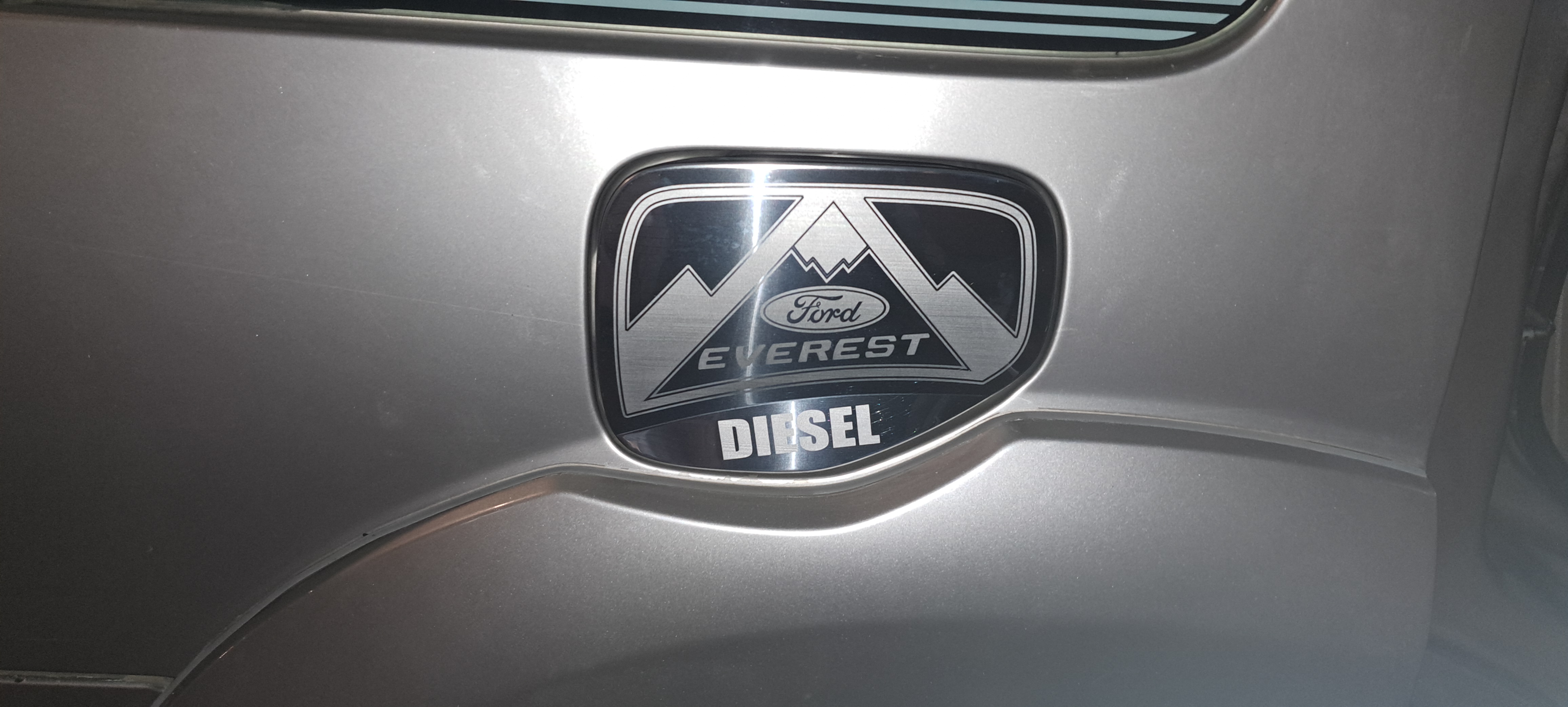 Ốp INOX nắp bình xăng FORD Everest