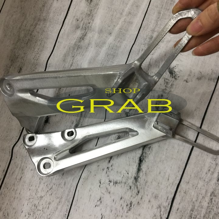 Gác chân sau - bát nhôm xe DREAM (1 đôi trái và phải )
