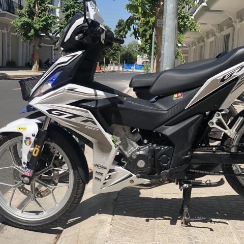 Tem rời winner GTR xám dán xe trắng