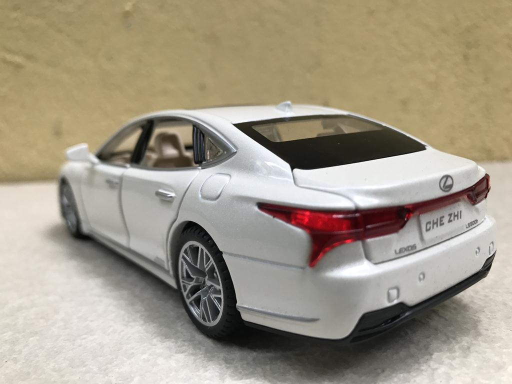 Mô hình xe ô tô LEXUS LS500h - 1:32