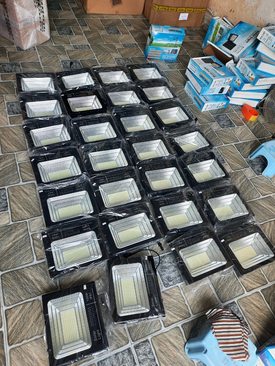 Đèn pha năng lượng mặt trời 100w