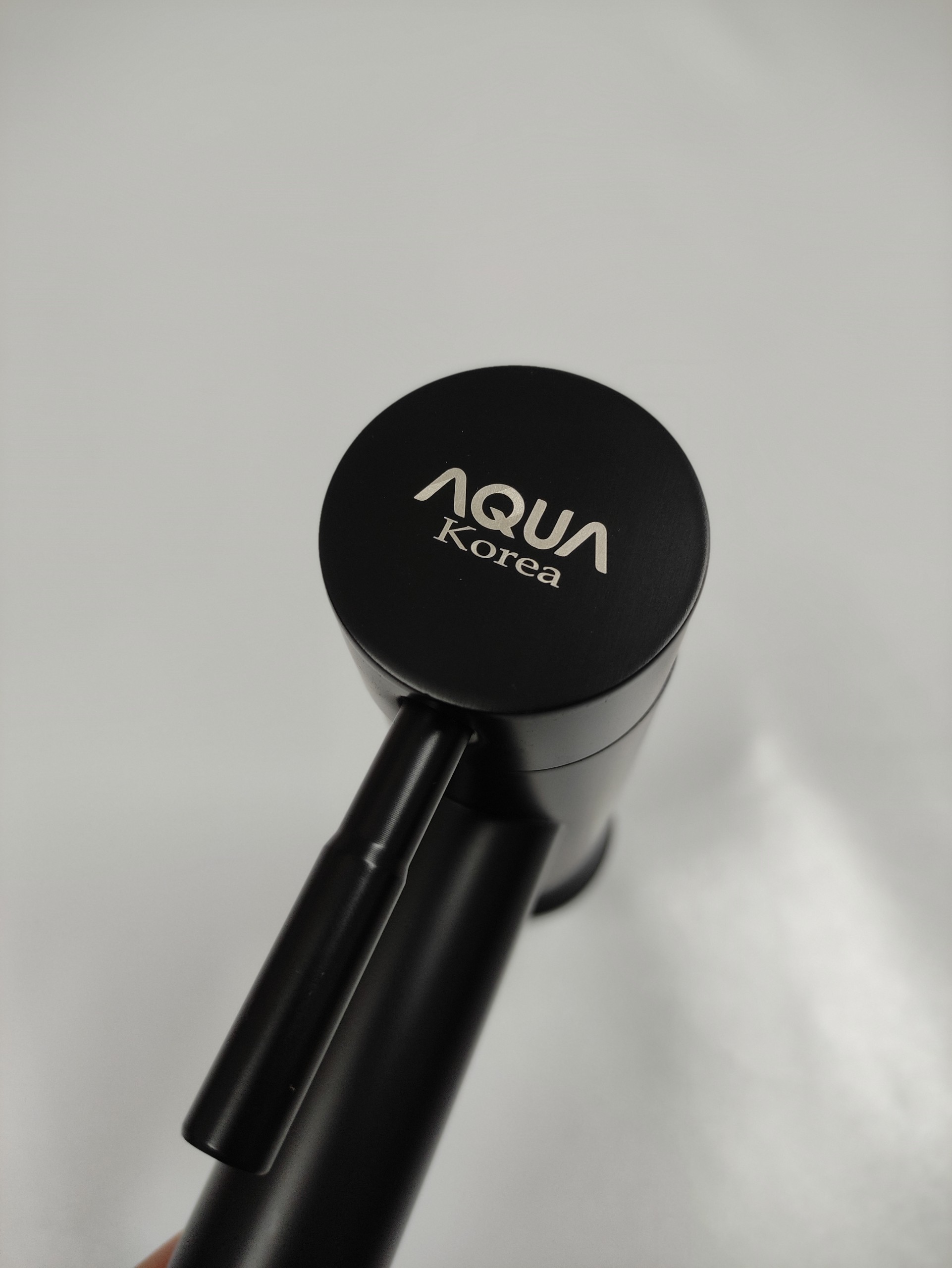 Vòi lavabo nóng lạnh Aqua Black tròn