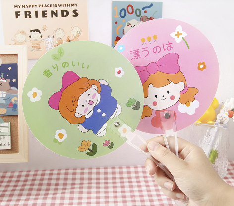 Quạt nhựa cầm tay dễ thương