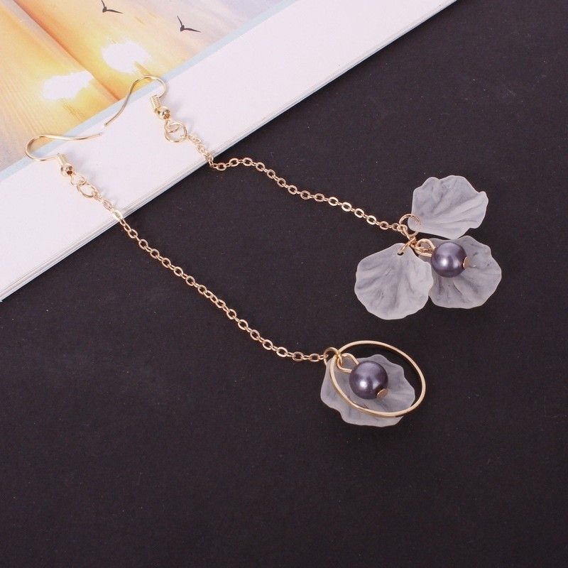Khuyên tai hoa rơi bất đối xứng
