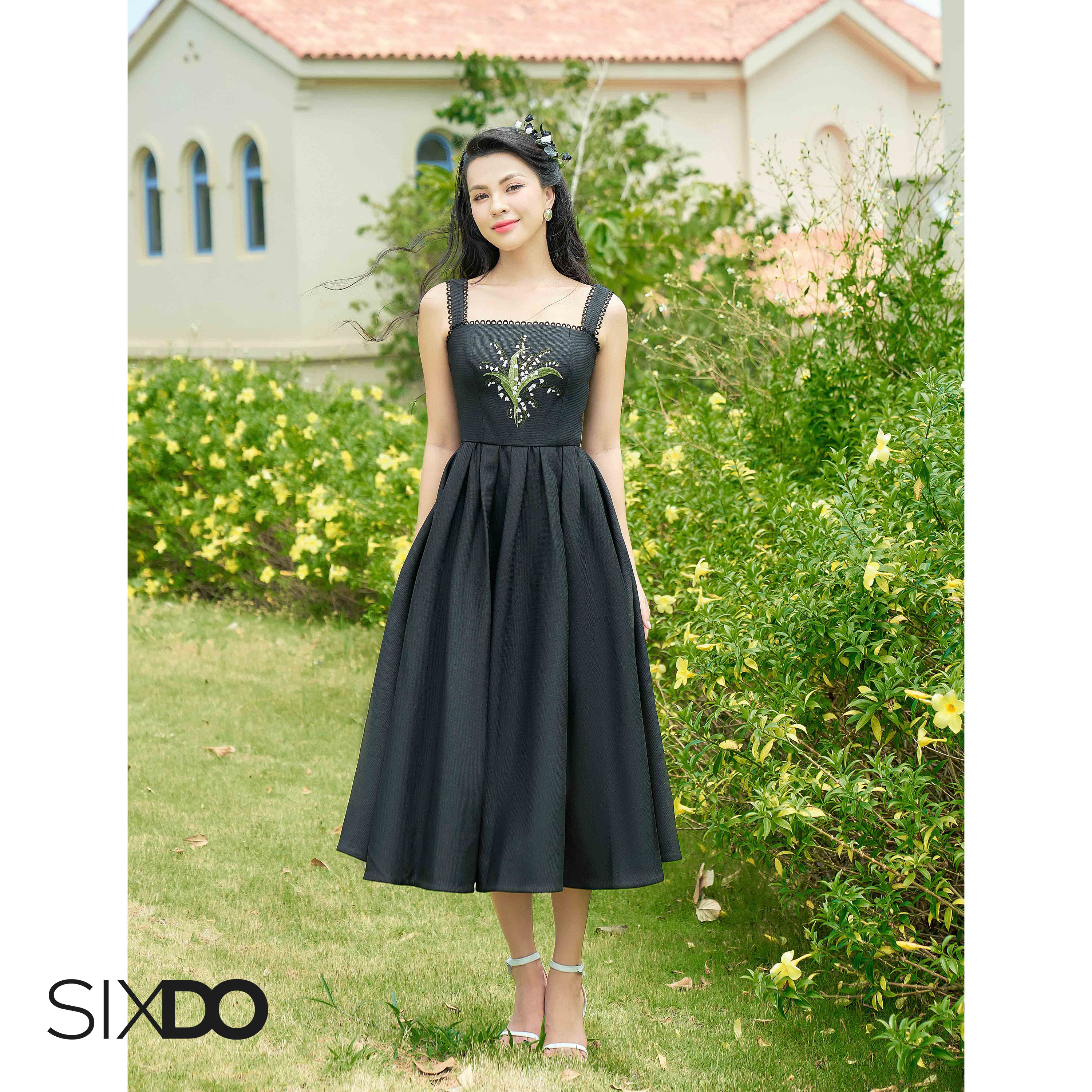 Đầm thô đen dáng xòe thêu hoa SIXDO