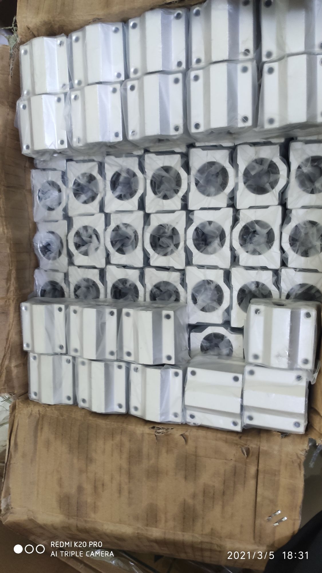 con trượt tròn kín SCS20UU