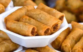 ram được rán vàng để trên đĩa trắng cạnh nhau