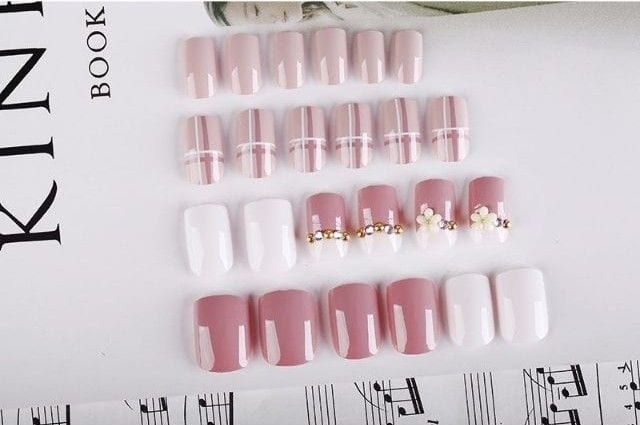 Bộ 24 Móng Tay Giả Kẻ Sọc Đính Hoa Đá (kèm keo+ dũa móng)