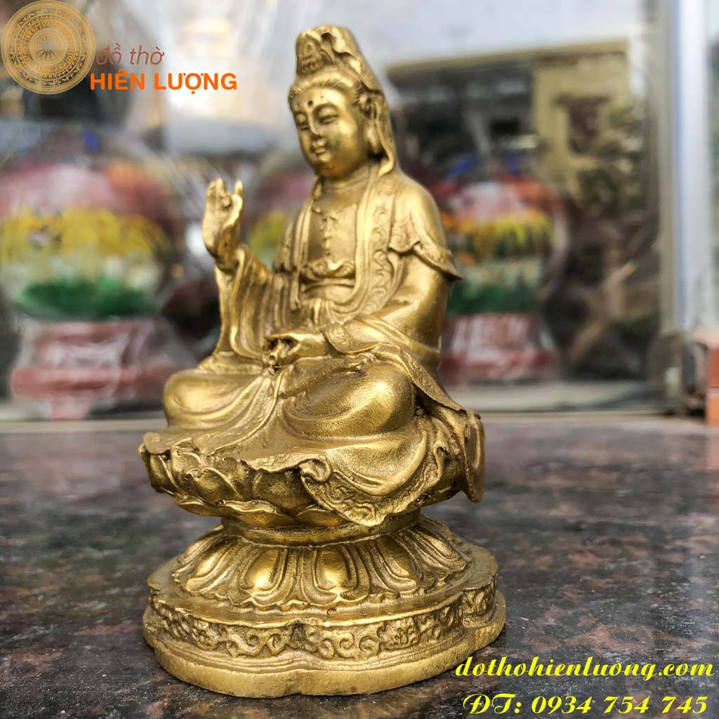 Statue of Guanyin Bodhisattva brass parking car 10cm high