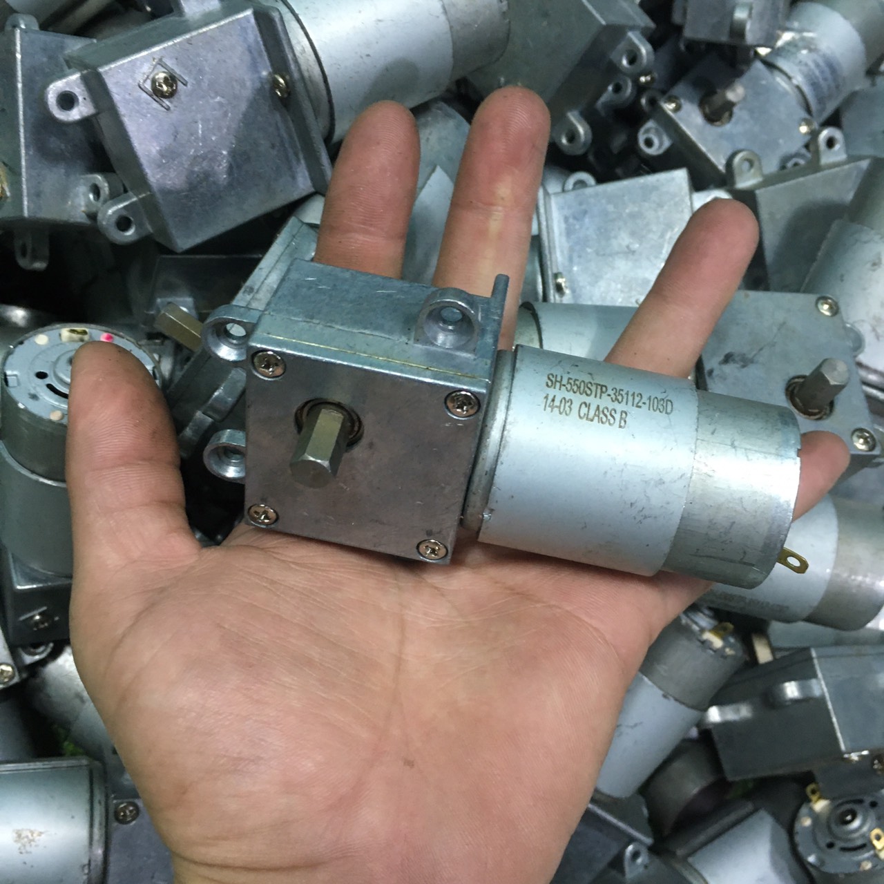 Motor giảm tốc 24V nhật bãi 100% nhông sắt